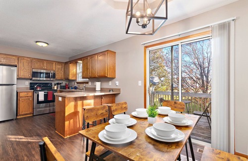 Raymore Maison | Oak Haven: 3 King Beds + 1 Queen Bed Fast Wi-Fi + FREE Parking - Sleeps 8 People