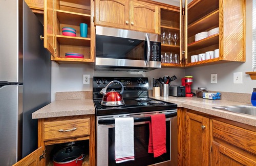 Raymore Maison | Oak Haven: 3 King Beds + 1 Queen Bed Fast Wi-Fi + FREE Parking - Sleeps 8 People