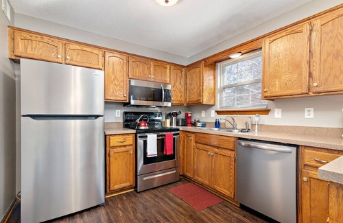 Raymore Maison | Oak Haven: 3 King Beds + 1 Queen Bed Fast Wi-Fi + FREE Parking - Sleeps 8 People