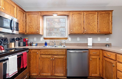 Raymore Maison | Oak Haven: 3 King Beds + 1 Queen Bed Fast Wi-Fi + FREE Parking - Sleeps 8 People