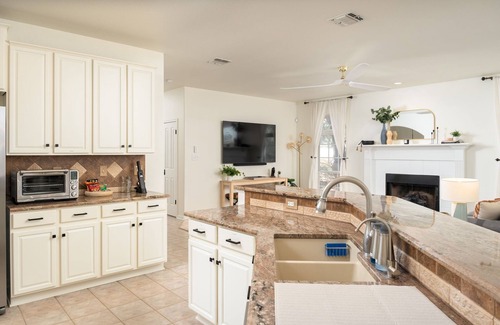 North San Antonio - SAT Maison | Oak Haven: Comfortable, Spacious Stay Near Airport with Hot Tub
