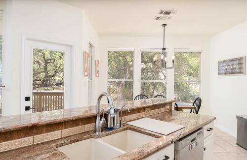 North San Antonio - SAT Maison | Oak Haven: Comfortable, Spacious Stay Near Airport with Hot Tub