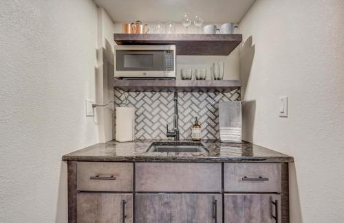 Woodmoor Hôtel | Oak Hills Loft King Workspace w Scenic Views