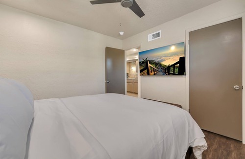 Lawton Appartement | Oak's Beautiful Contemporary Suite #01