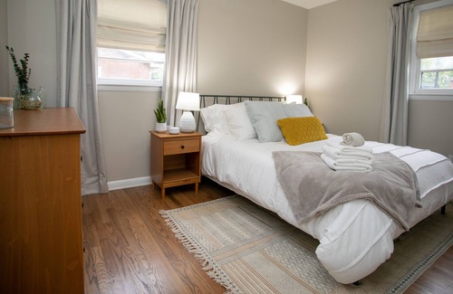 Lowell Maison | Oak Street Retreat- 20 min to CLT- convenient & comfortable