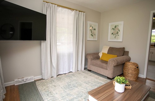 Lowell Maison | Oak Street Retreat- 20 min to CLT- convenient & comfortable