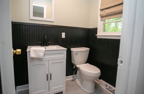 Lowell Maison | Oak Street Retreat- 20 min to CLT- convenient & comfortable