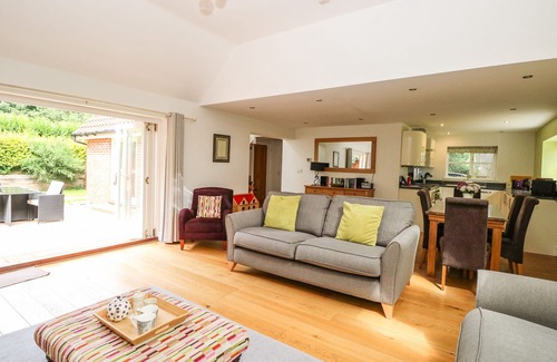 Crostwick Cottage | Oak Tree Lodge, familial et convivial, avec bain �� remous dans Crostwick, Réf 30583