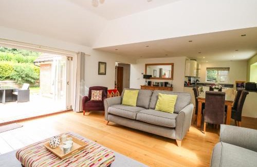 Crostwick Maison | Oak Tree Lodge