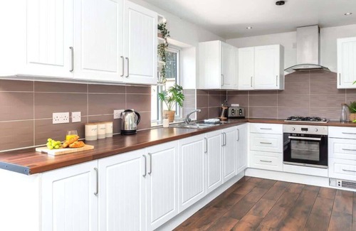 Stoke-on-Trent Maison | Oakhill House | by Truestays ® Serviced Accommodation