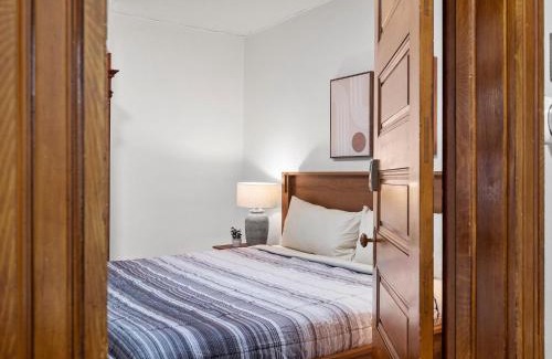 South Oakland Maison | Oakland, Pittsburgh !A Modern and Stylish Private Bedroom with Shared Bathroom