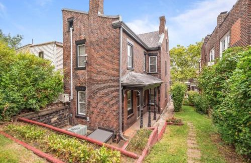 South Oakland Maison | Oakland, Pittsburgh !D Modern and Stylish Private Bedroom with Shared Bathroom