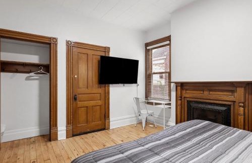 South Oakland Maison | Oakland, Pittsburgh !D Modern and Stylish Private Bedroom with Shared Bathroom