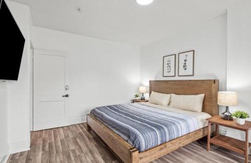 North Oakland Maison | Oakland/University @G Modern and Bright Private Bedroom with Shared Bathroom