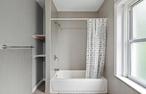 North Oakland Maison | Oakland/University @G Modern and Bright Private Bedroom with Shared Bathroom