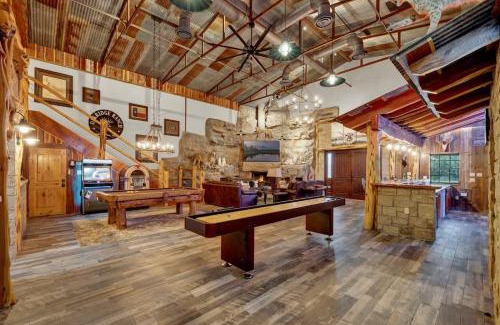 Johnson City Maison | Oakridge Ranch - Pool,Hot Tub, Pickleball Court, Whiskey & Wine Room