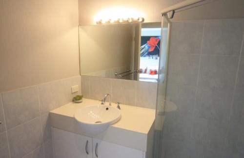 Salamander Bay Appartement | Oaks Pacific Blue 339 Huge Resort Lagoon Pool