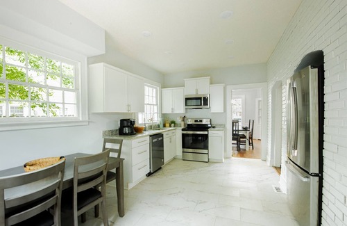 Mount Berry Maison | Oakwood Retreat PLUS Carriage House- Sleeps 12