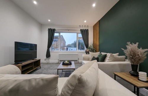 Cheshunt Maison | Oakwood Suite - Sleeps 5 - Contractors - Smart TVs in all rooms
