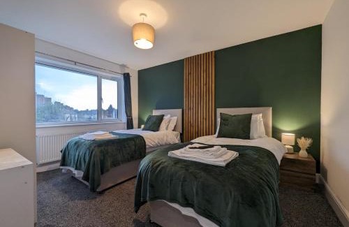 Cheshunt Maison | Oakwood Suite - Sleeps 5 - Contractors - Smart TVs in all rooms