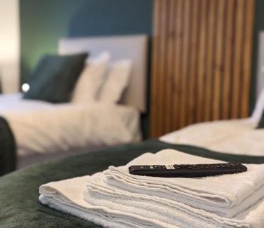 Cheshunt Maison | Oakwood Suite - Sleeps 5 - Contractors - Smart TVs in all rooms