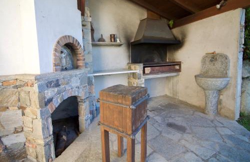 Castelveccana Appartement | Oasi di Castelveccana Apt Pool and View - Happy Rentals