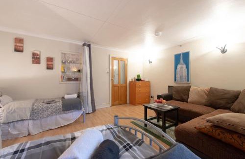 Custom House Maison | Oasis 77