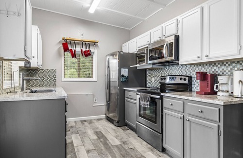 Comanche Trail Maison | Oasis Cottage! Steps to Lake Travis! Tesla Ready!