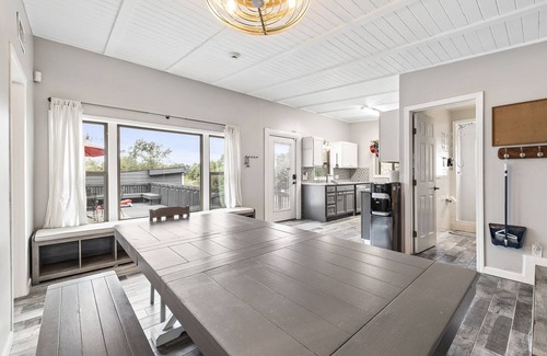 Comanche Trail Maison | Oasis Cottage! Steps to Lake Travis! Tesla Ready!