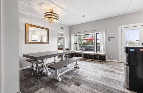 Comanche Trail Maison | Oasis Cottage! Steps to Lake Travis! Tesla Ready!
