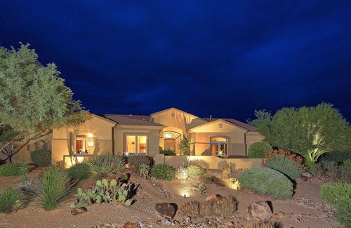 Pinnacle Peak Maison | Oasis dans le désert près de rochers prestigieux avec piscine chauffée, le tout sur un seul étage