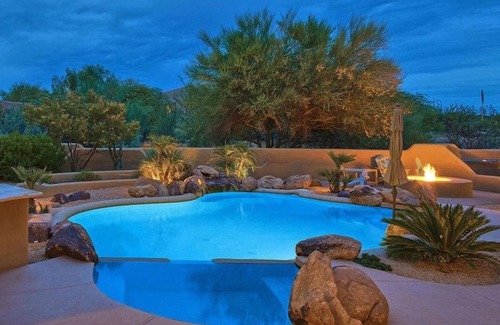 Pinnacle Peak Maison | Oasis dans le désert près de rochers prestigieux avec piscine chauffée, le tout sur un seul étage