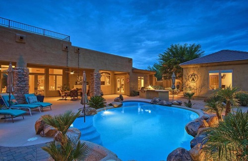 Pinnacle Peak Maison | Oasis dans le désert près de rochers prestigieux avec piscine chauffée, le tout sur un seul étage