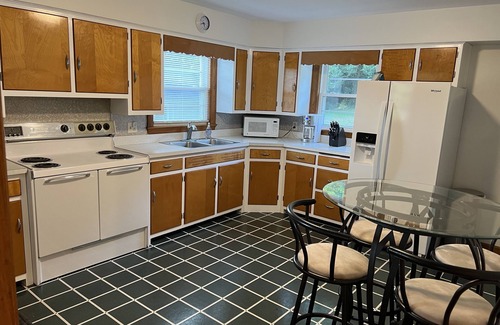 Jasper Maison | Oasis in the Woods. Next door to the Schnitzelbank. 0.3 miles to the Riverwalk!