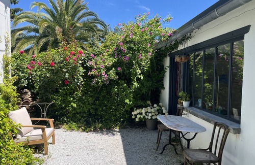 Cauderan Villa | Oasis de verdure et de tranquillité avec piscine et sauna