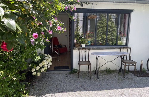 Cauderan Villa | Oasis de verdure et de tranquillité avec piscine et sauna