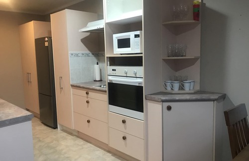 Paraparaumu Maison | Observation House, two bedroom house, close to shops, beach and eateries.