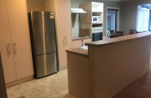 Paraparaumu Maison | Observation House, two bedroom house, close to shops, beach and eateries.