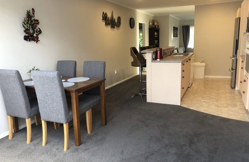 Paraparaumu Maison | Observation House, two bedroom house, close to shops, beach and eateries.