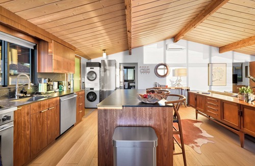 Blaine Maison | Obsidian - Beachfront Bungalow with Sauna, A/C and Hi Speed Internet