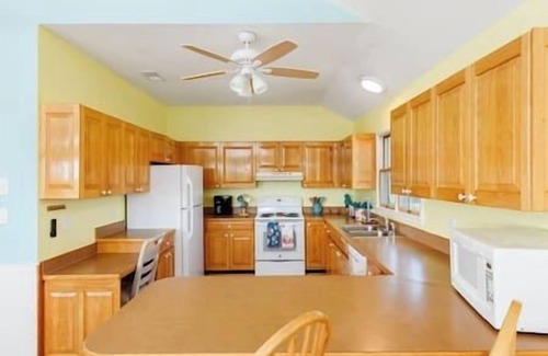 Waves Maison | OBX Pool Beachfront Hot Tub 5Bed Volleyball Arcade