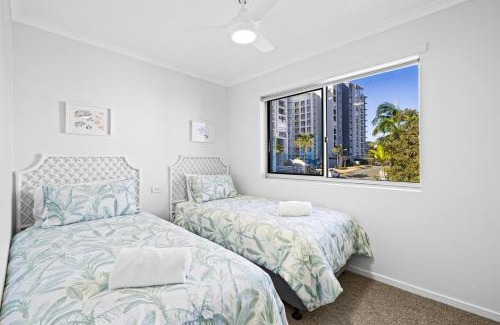 Caloundra Appartement | Ocean and Passage View, Steps to Beach and Cafés