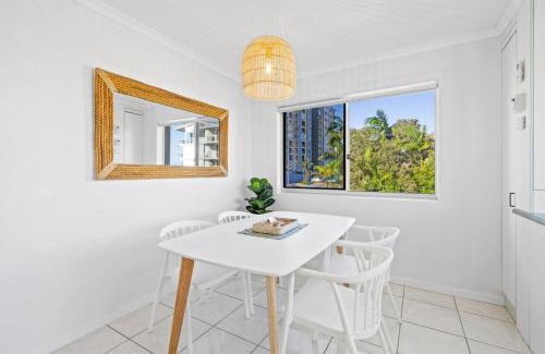 Caloundra Appartement | Ocean and Passage View, Steps to Beach and Cafés