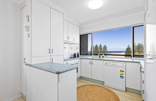 Caloundra Appartement | Ocean and Passage View, Steps to Beach and Cafés