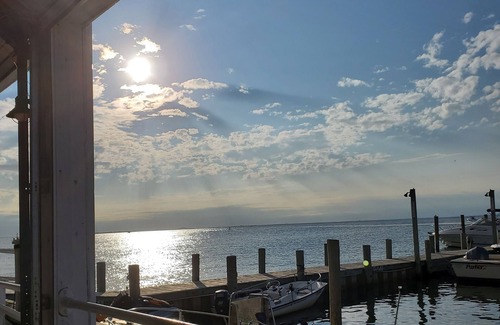Bay Shore Appartement | Récemment rénové Ocean Bay Park Studio à partir de 1200 $ / semaine!
