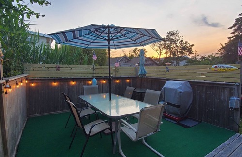Bay Shore Appartement | Récemment rénové Ocean Bay Park Studio à partir de 1200 $ / semaine!