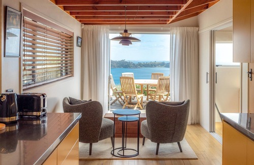Waiheke Island Maison | Ocean Belle Onetangi - Ocean Belle Onetangi is a superbly appointed, luxury 2-bedroom holiday home with incredible views over Onetangi Beach and across to Coromandel and Great Barrier Island.