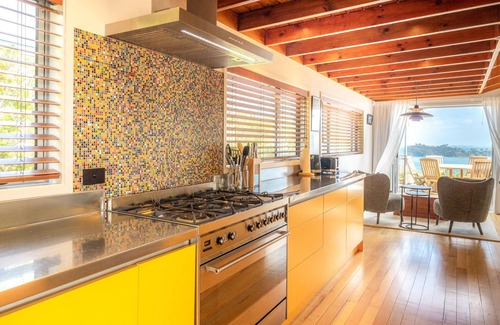 Waiheke Island Maison | Ocean Belle Onetangi - Ocean Belle Onetangi is a superbly appointed, luxury 2-bedroom holiday home with incredible views over Onetangi Beach and across to Coromandel and Great Barrier Island.