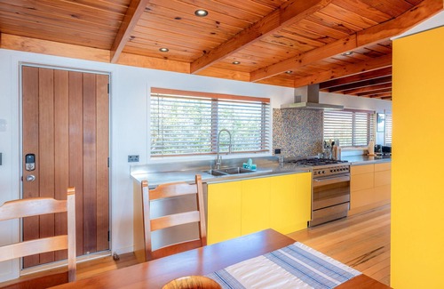 Waiheke Island Maison | Ocean Belle Onetangi - Ocean Belle Onetangi is a superbly appointed, luxury 2-bedroom holiday home with incredible views over Onetangi Beach and across to Coromandel and Great Barrier Island.