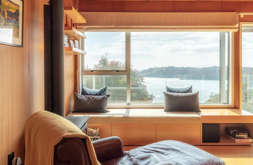 Waiheke Island Maison | Ocean Belle Onetangi - Ocean Belle Onetangi is a superbly appointed, luxury 2-bedroom holiday home with incredible views over Onetangi Beach and across to Coromandel and Great Barrier Island.